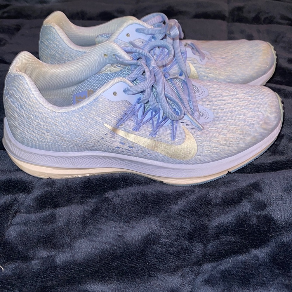 Women’s Nike Air Zoom Win Flo Sneakers